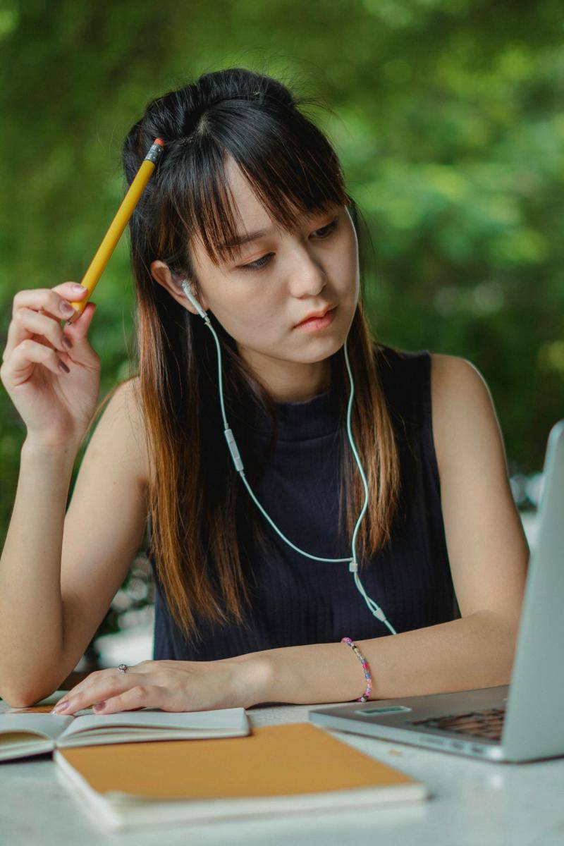 Ilustrasi menulis yang membuka fikiran. (pexels.com/Zen Chung)