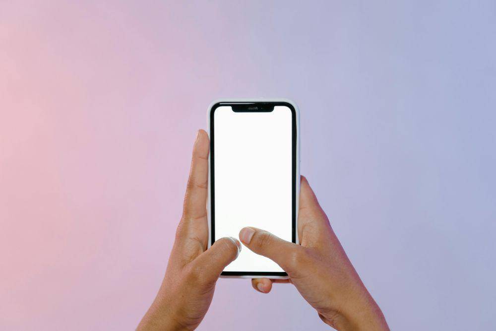 Alat komunikasi di era serba digital. (pexels.com/MART PRODUCTION)