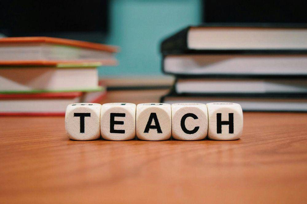 Tulisan Teach. (pexels.com/Pixabay)