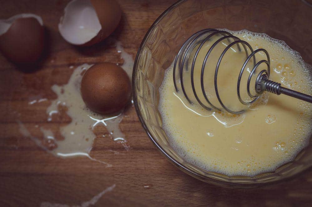 ilustrasi mengocok putih telur