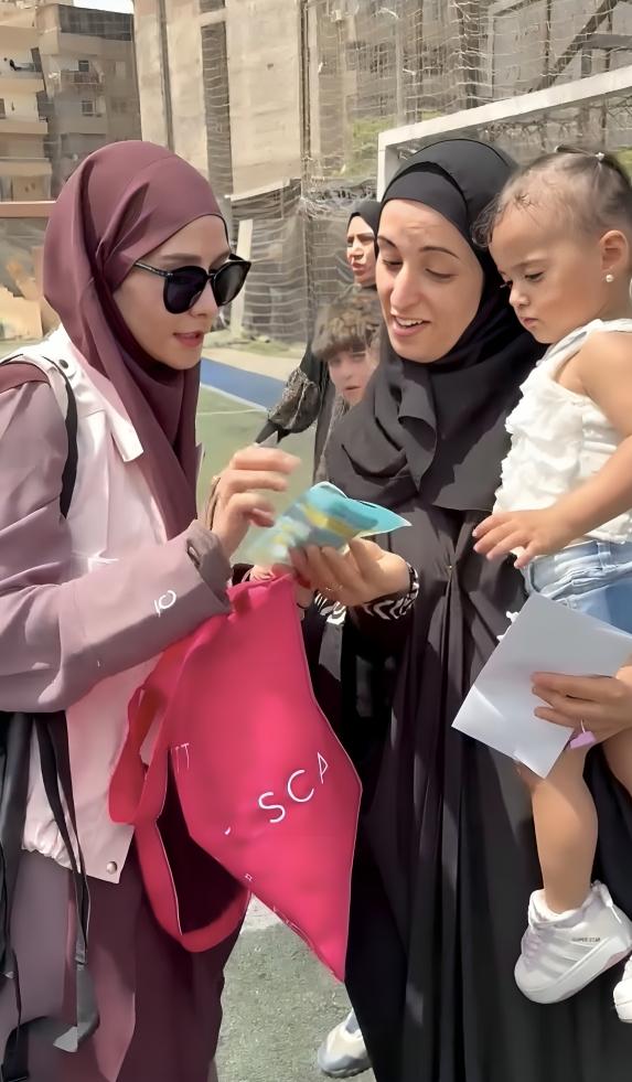 Zaskia Mecca bantu warga Gaza di Mesir (instagram.com/zaskiadyamecca)