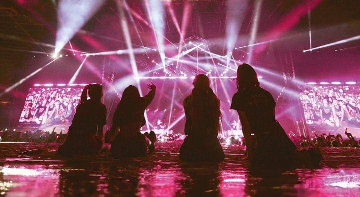 BLACKPINK duduk bareng di panggung sambil menikmati lautan BLINK di konser. (x.com/BLACKPINK)