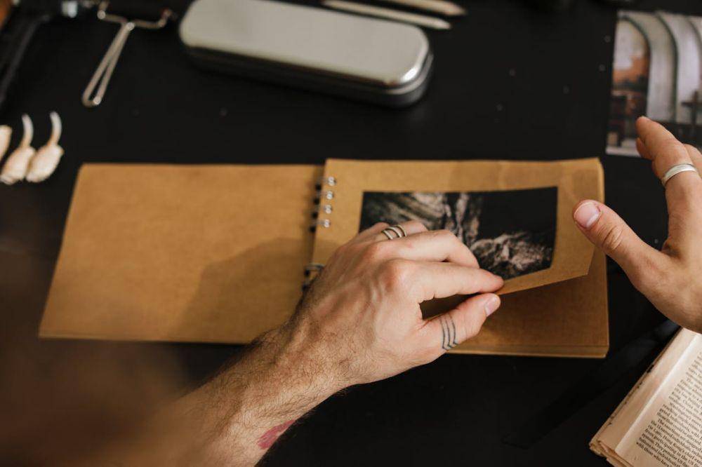 ilustrasi melihat album foto (pexels.com/Ron Lach)