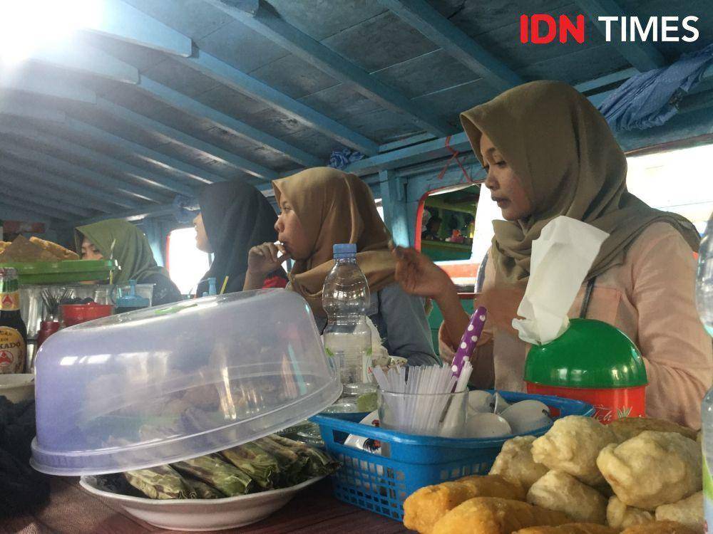 Warga Palembang menikmati pempek. (IDN Times/Rangga)