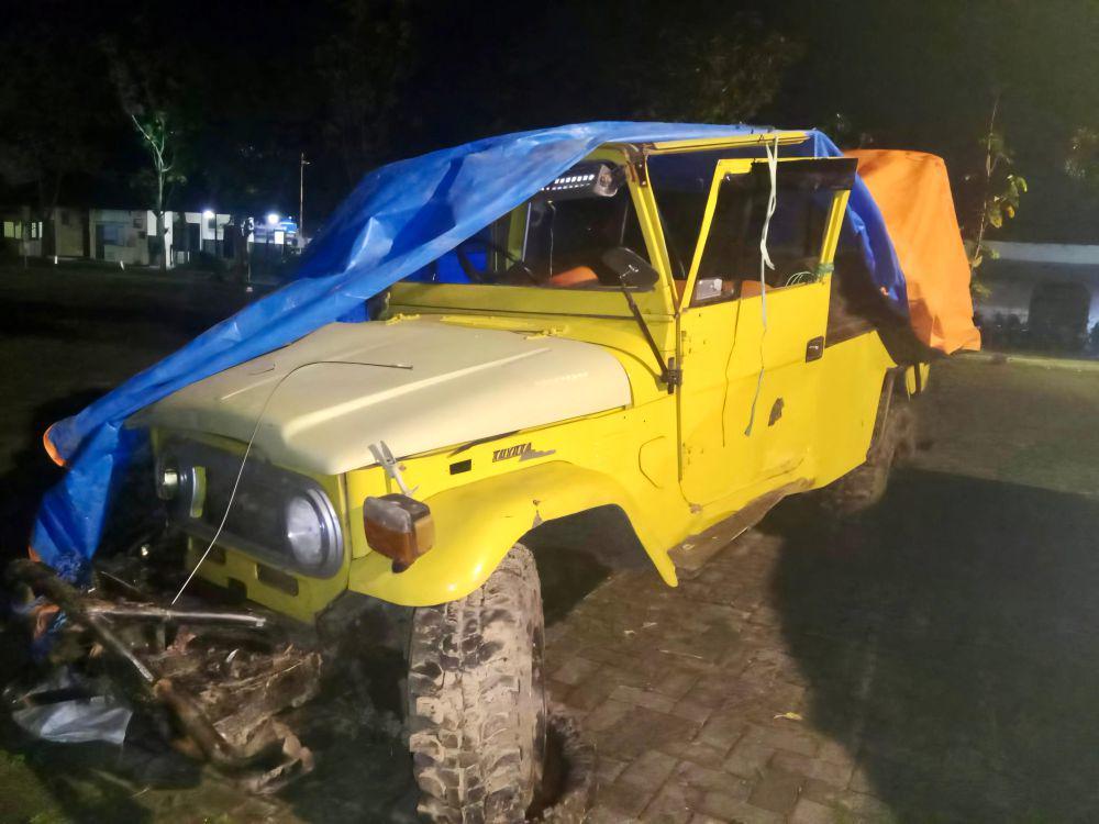 Kondisi kendaraan Toyota Land Cruiser yang terjun ke jurang di Jalan Desa Gubugklakah. (Dok. Humas Polres Malang)