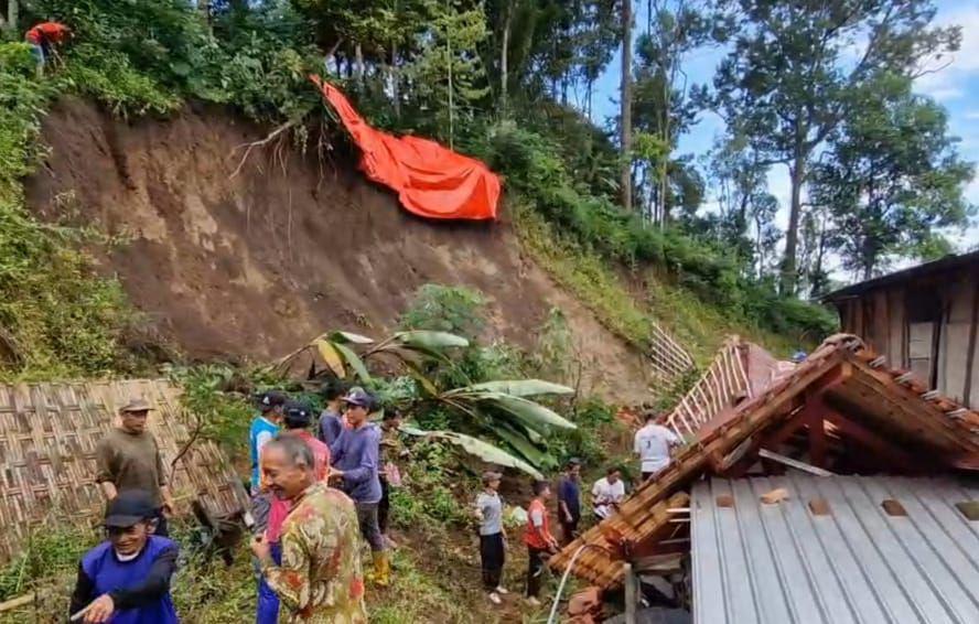 Tebing setinggi 10 meter longsor menimpa dapur rumah Kepala Desa Ngebel, Suprianto, 4 orang terluka. IDN Times/ Riyanto.