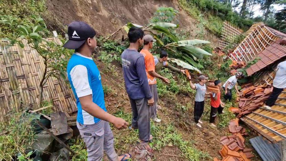 Tebing setinggi 10 meter longsor menimpa dapur rumah Kepala Desa Ngebel, Suprianto, 4 orang terluka. IDN Times/ Riyanto.