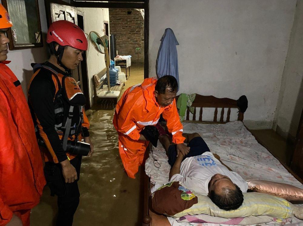 Banjir Luapan Sungai Trenggalek Bikin Puluhan Warga Dievakuasi