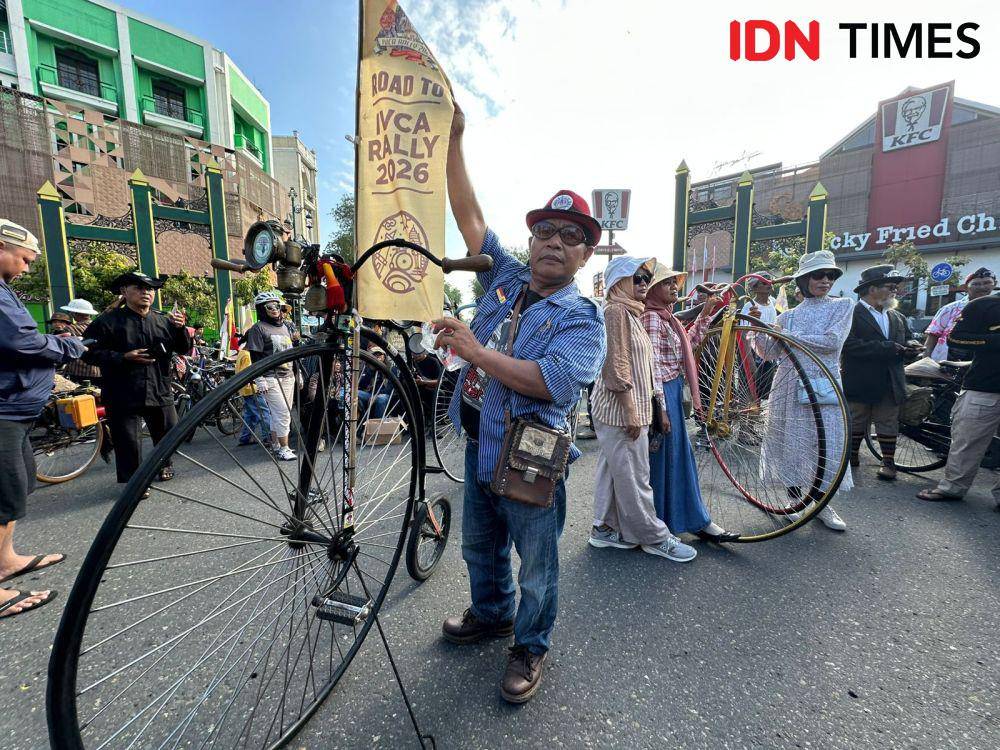 Komunitas sepeda kuno jenis Penny Farthing mengikuti gowes bersama dalam rangka launching IVCA Rally 2026 di Solo. (IDN Times/Larasati Solo)