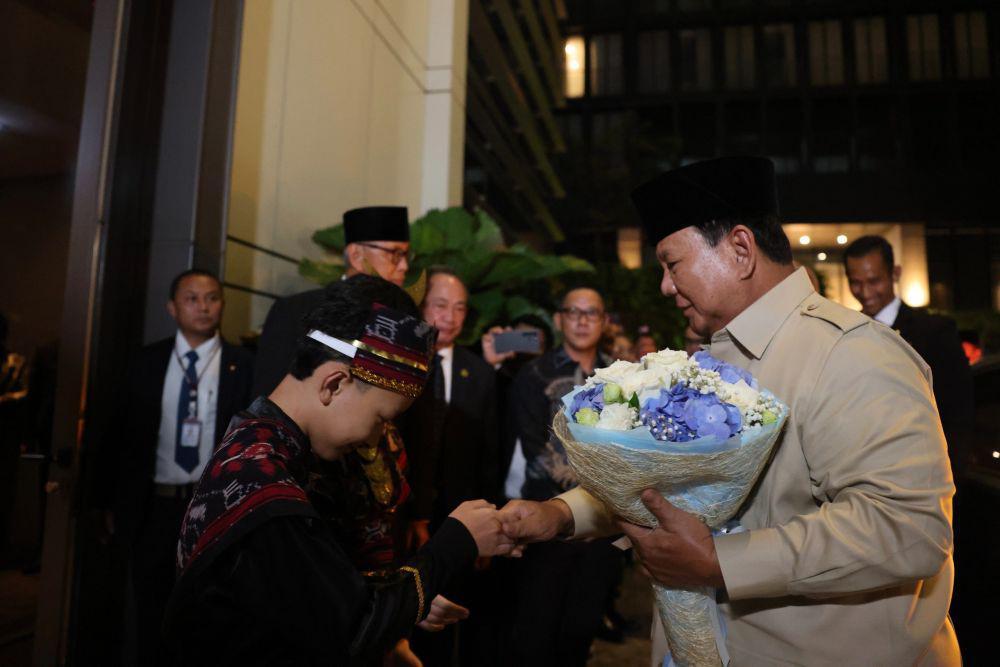 Beri Bunga untuk Prabowo, Dua Bocah Diaspora di Thailand Titip Harapan