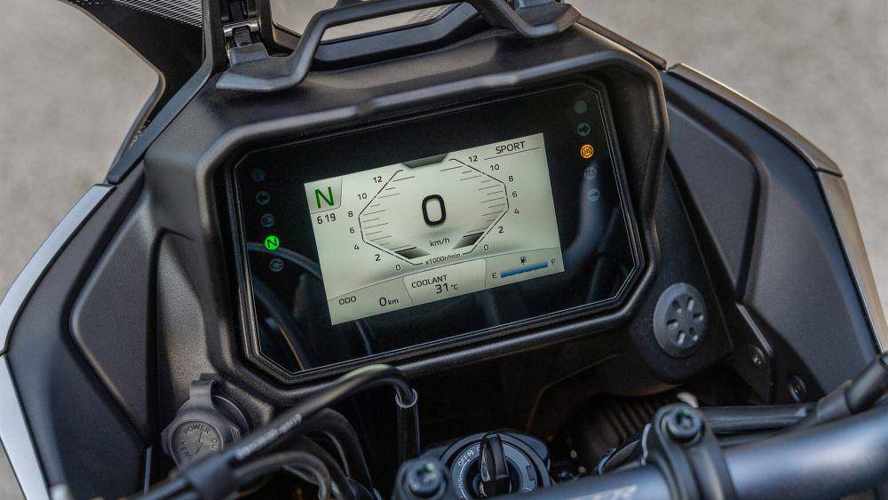 Ilustrasi Panel instrumen layar TFT 5 inci Motor Yamaha Tracer 7/GT (.yamaha-motor.eu)