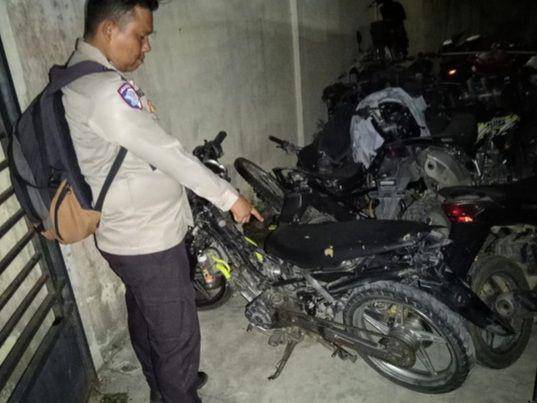 Anggota polisi menunjuk sepeda motor yang menabrak Wakapolres Kuansing Kompol Novaldi (IDN Times/ dok Polda Riau)