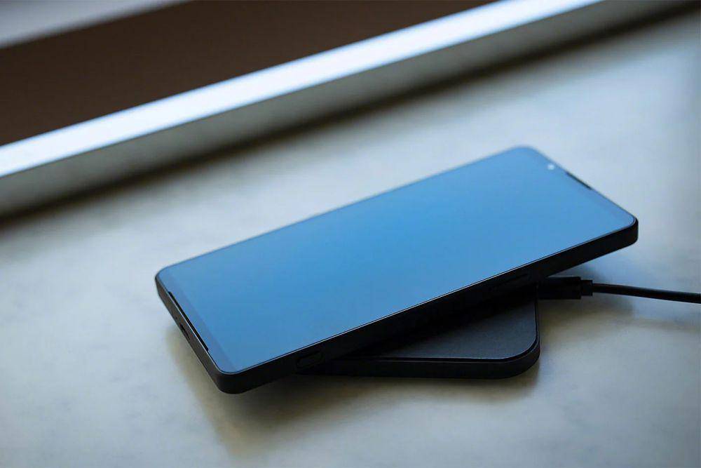 Qi-certified wireless charger Sony Xperia 1 VII (sony.co.uk)