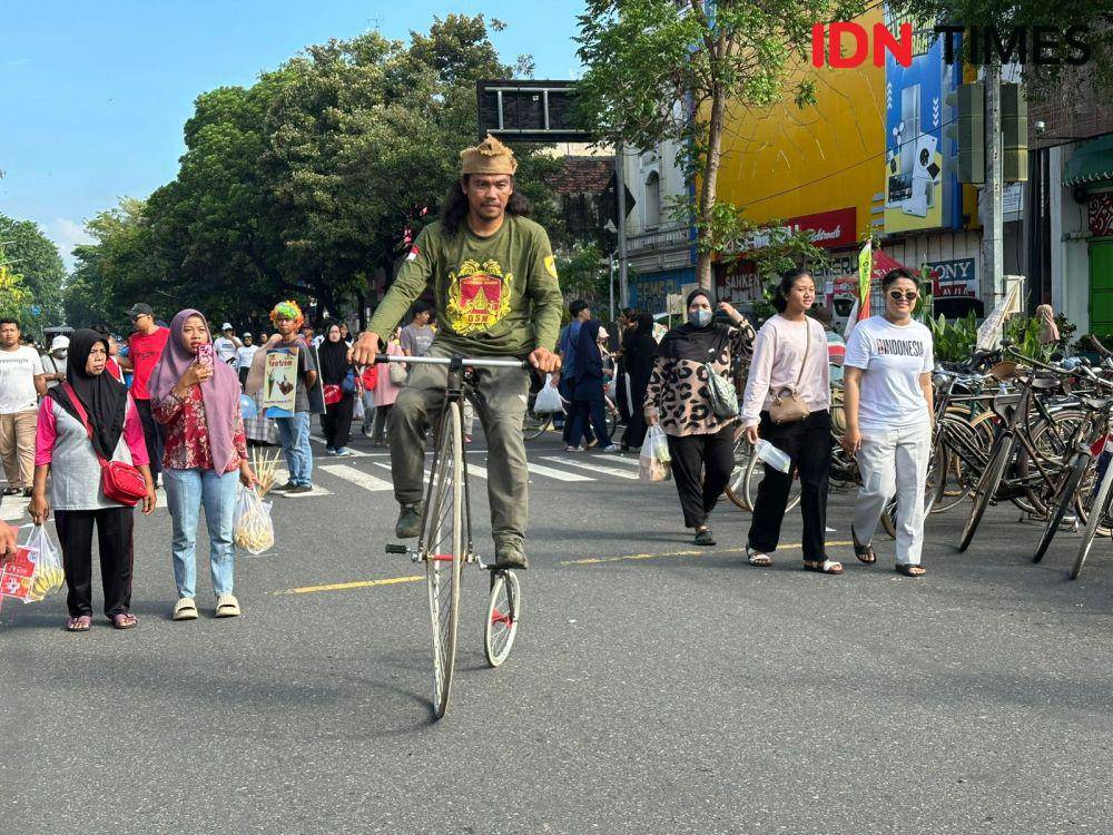 Komunitas sepeda kuno jenis Penny Farthing mengikuti gowes bersama dalam rangka launching IVCA Rally 2026 di Solo. (IDN Times/Larasati Solo)
