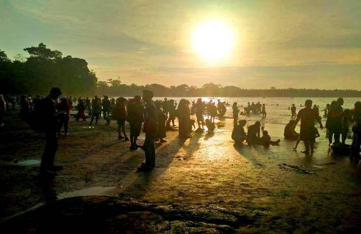 Potret suasana Pantai Batukaras di sore hari (tourism.pangandarankab.go.id)