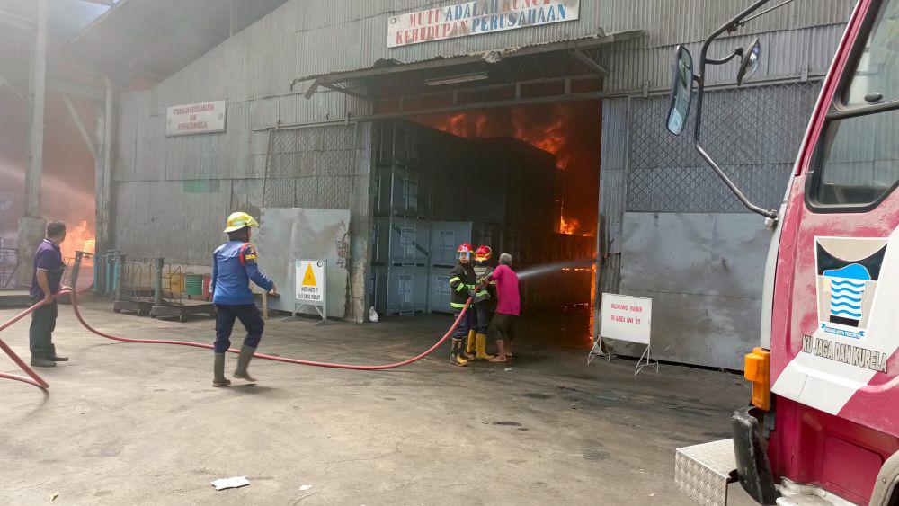 Pabrik Karet di Padang Terbakar, Pemadaman Masih Dilakukan