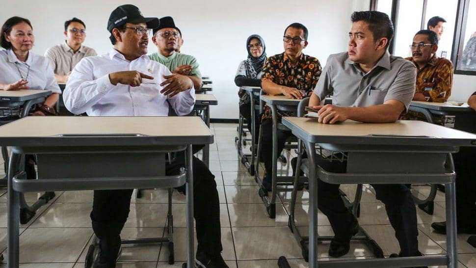 Menteri Sosial Saifullah Yusuf (kiri) berbincang dengan Seskab Teddy Indra Wijaya (kanan) tinjau ruang kelas Sekolah Rakyat untuk anak miskin ekstrem.(tirto.id/Sarah Rahma Agustin)