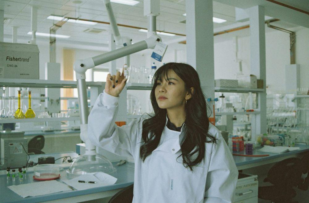 Wanita di Laboratorium (https://unsplash.com/Diane Serik)
