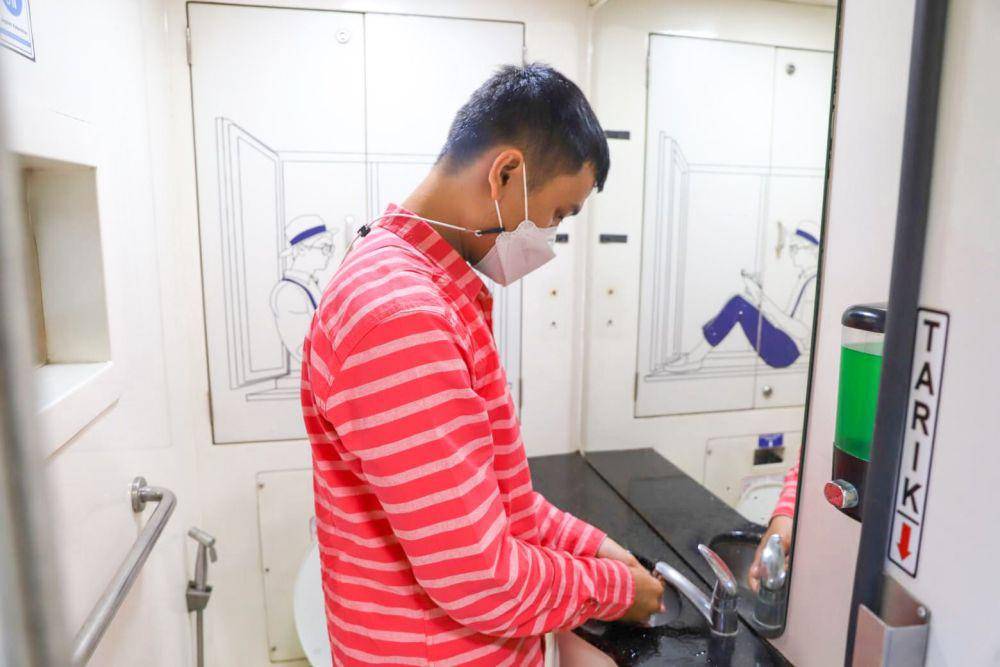 Ilustrasi penumpang menggunakan toilet kereta api (x.com/keretaapikita)