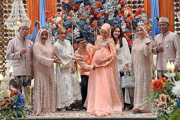 Acara Mitoni 7 Bulanan Kehamilan Istri Danang Pradana, Digelar Khidmat