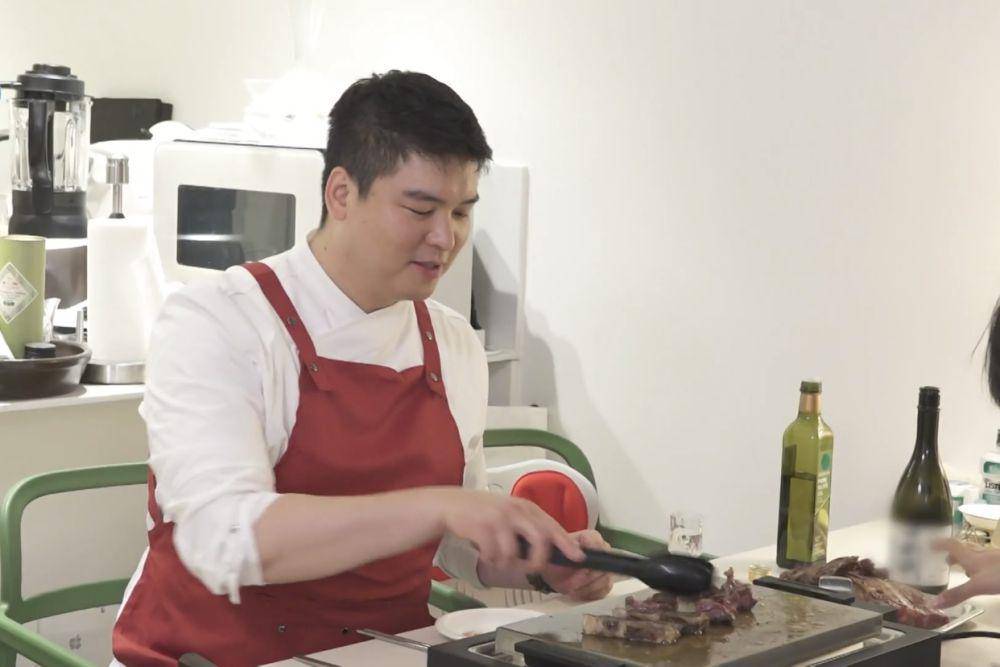 Lee Jang Woo dalam reality show I Live Alone (dok. VIU/I Live Alone)