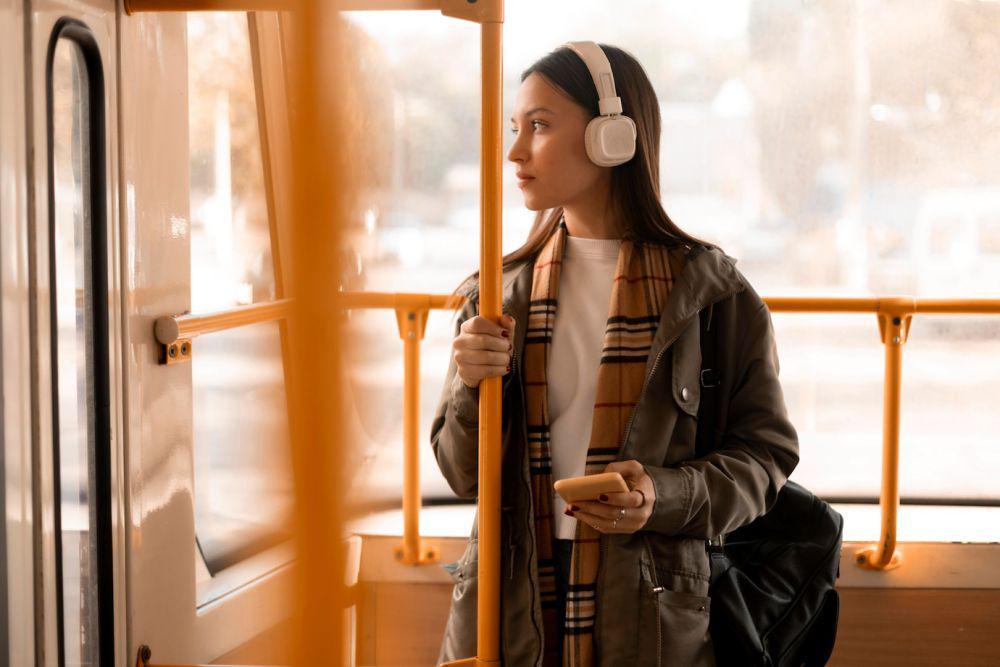 Ilustrasi perempuan memakai earphone (freepik.com/freepik)