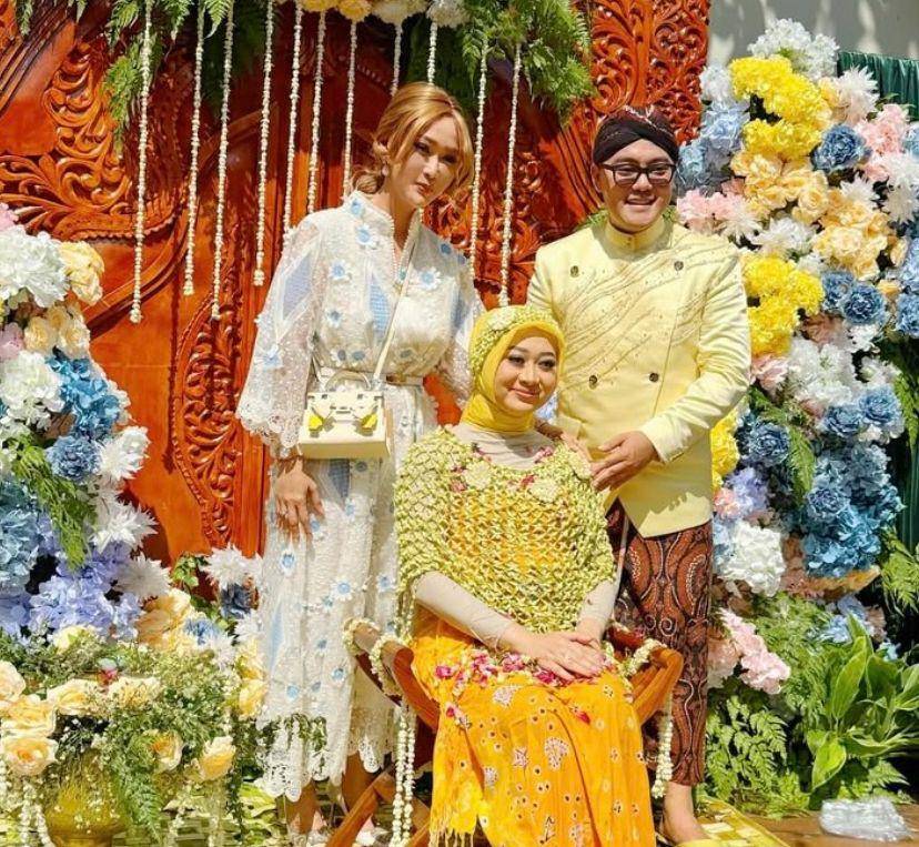 potret artis hadiri acara mitoni 7 bulan kehamilan Hemas Nura, istri Danang Pradana (Instagram.com/inul.d)
