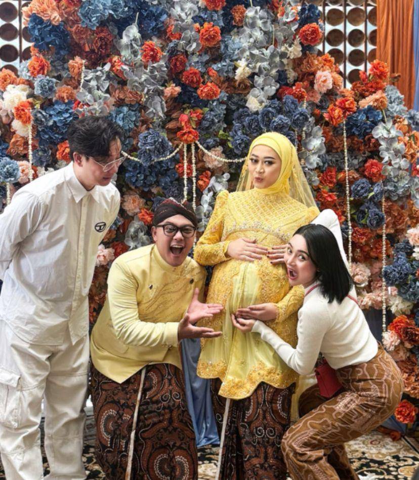 potret artis hadiri acara mitoni 7 bulan kehamilan Hemas Nura, istri Danang Pradana (Instagram.com/wikasalim)
