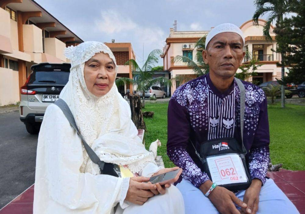 Fadli Hariadi dan Arbainah dapat menunaikan haji dengan hasil jualan pisang goreng (dok. Istimewa)