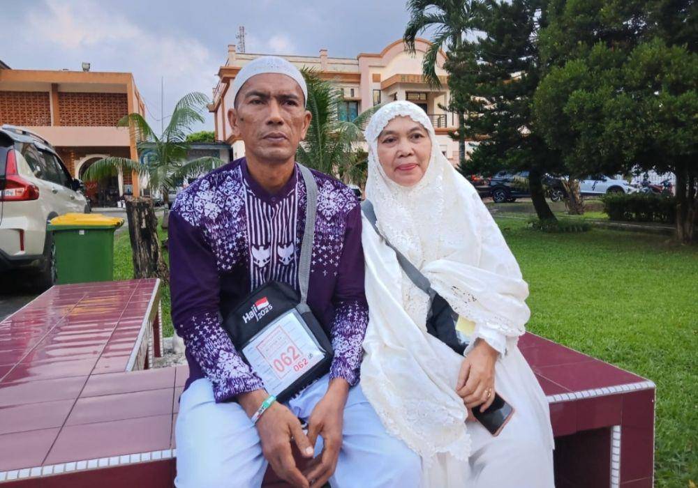 Fadli Hariadi dan Arbainah dapat menunaikan haji dengan hasil jualan pisang goreng (dok. Istimewa)
