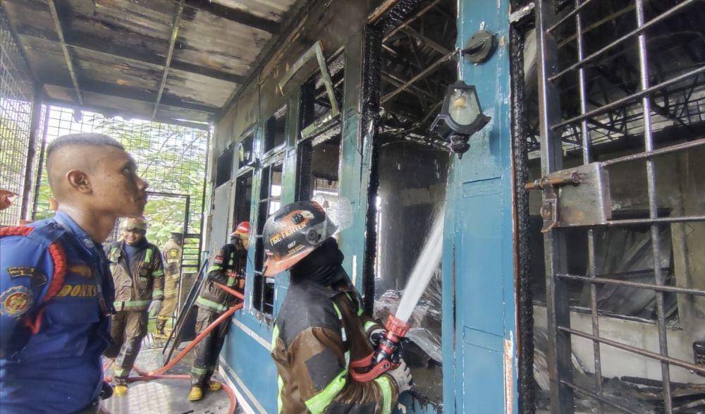 Damkar saat berusaha memadamkan api (dok.Damkar Kota Medan)