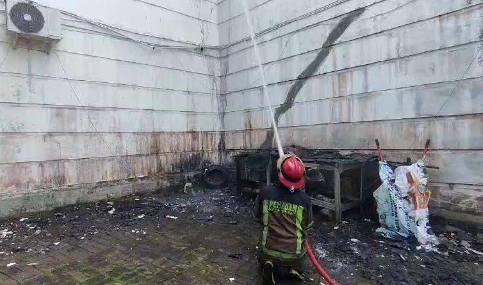 sebanyak 12 ruang kelas kena dampak kebakaran (dok.Damkar Kota Medan)