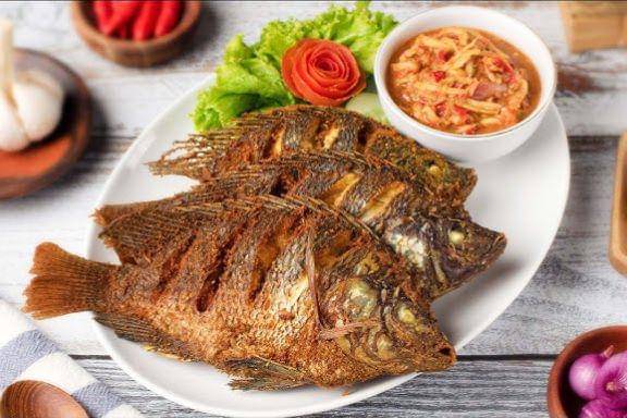 Ilustrasi ikan mujair goreng sambal kedondong
