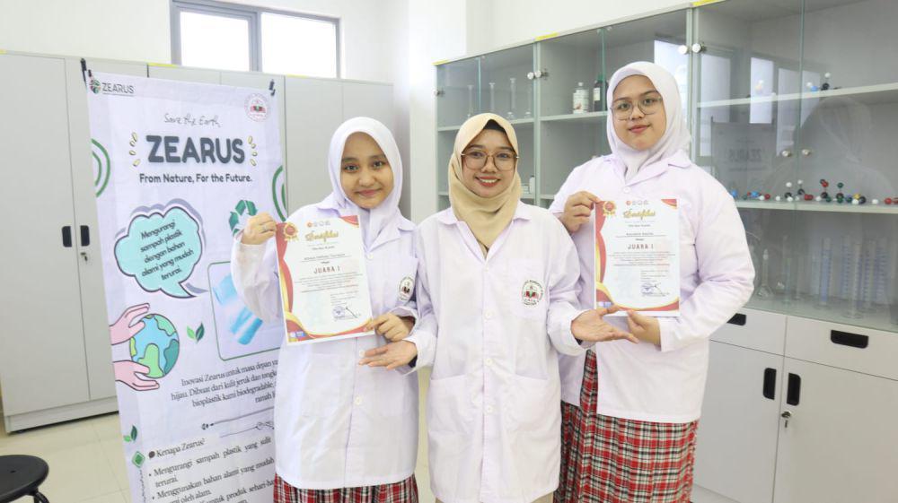 Keren! Siswa SMA EIBOS Lampung Juara 1 LKTI Nasional 2025