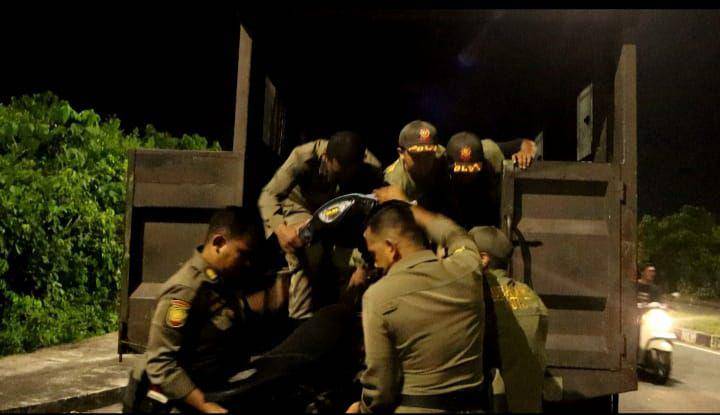 Tim Satpol PP Padang mengangkut sepeda motor yang diduga digunakan untuk balap liar (Foto: Satpol PP Padang)