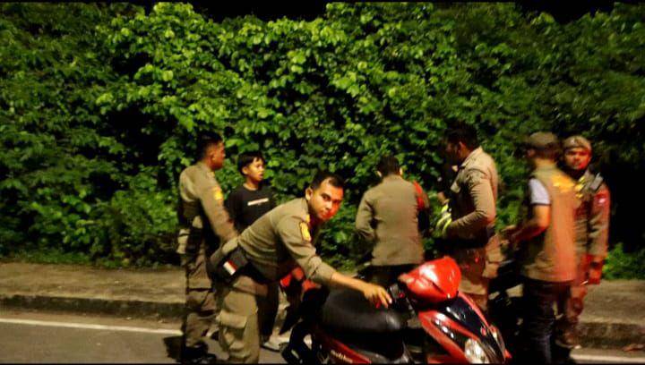 Personel Satpol PP Padang mengamankan sepeda motor yang diduga digunakan untuk balap liar (Foto: Satpol PP Padang)
