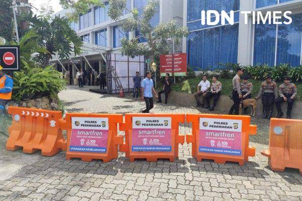 Road barrier pembatas yang dipasang oleh pihak kepolisian di Hotel Emersia Bandar Lampung. (IDN Times/Muhaimin)