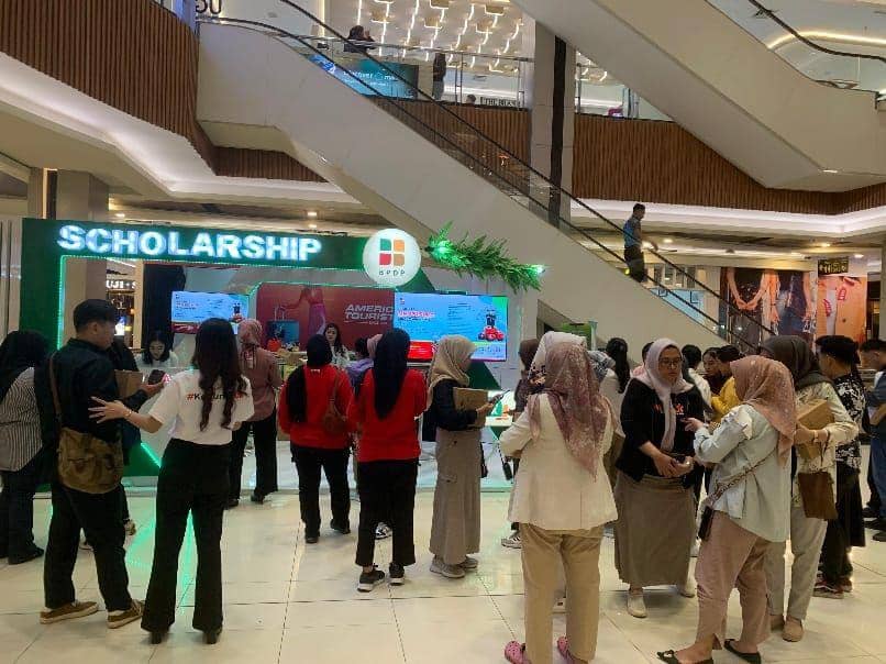Both stand program beasiswa Badan Pengelola Dana Perkebunan Kelapa Sawit (BPDPKS) digelar di PIM Mall Palembang (Dok: BPDPKS)