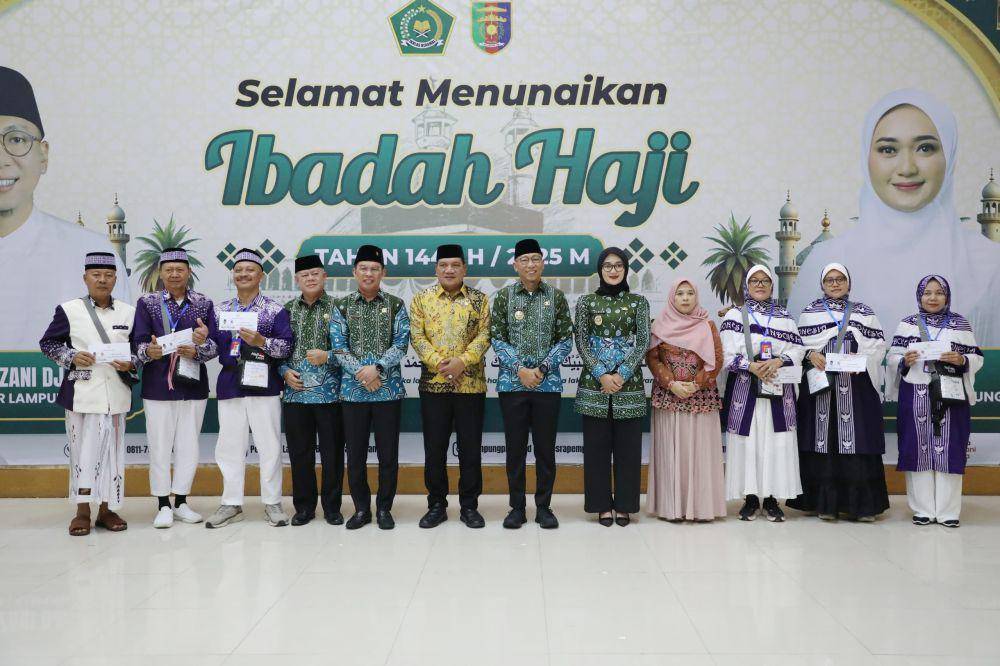 Gubernur Lampung, Rahmat Mirzani Djausal saat memberikan uang saku ke jemaah haji. (IDN Times/istimewa)