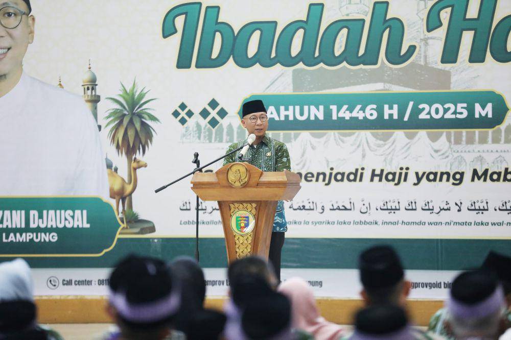 Gubernur Lampung, Rahmat Mirzani Djausal saat memberikan uang saku ke jemaah haji. (IDN Times/istimewa)