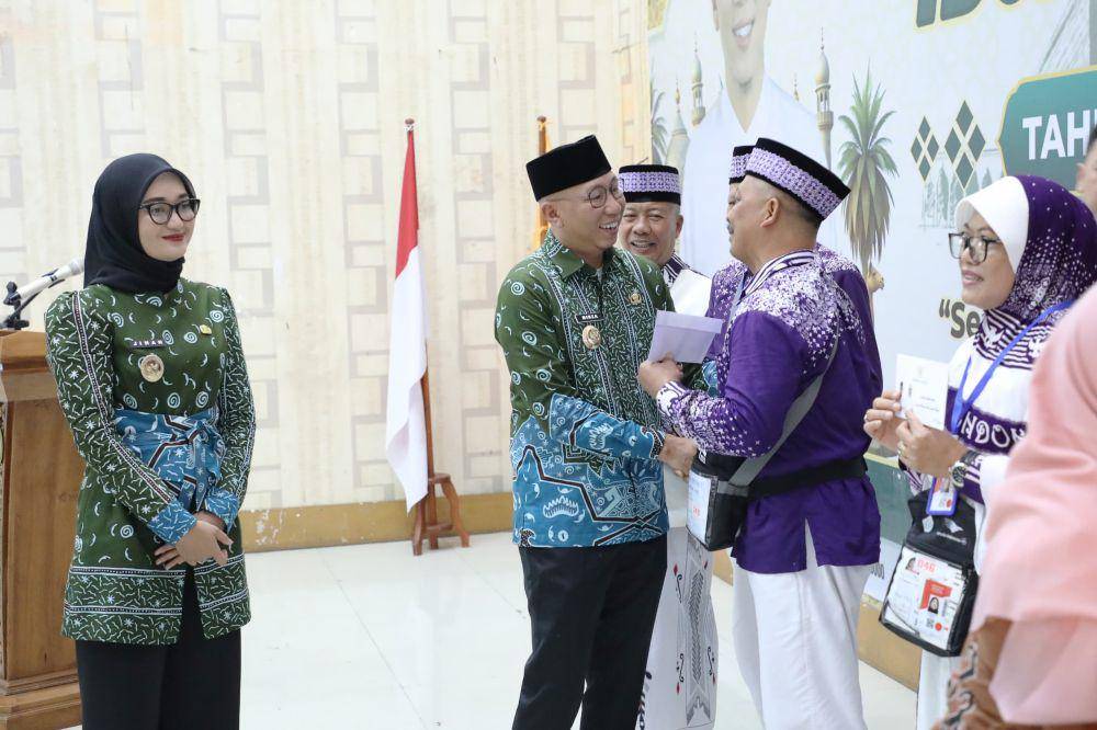 Gubernur Lampung, Rahmat Mirzani Djausal saat memberikan uang saku ke jemaah haji. (IDN Times/istimewa)