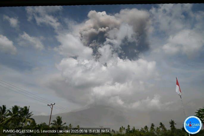 Visual Gunung Api Lewotobi Laki-laki pukul 13.41 WITA, Minggu (18/5/2025). (Dok MAGMA Indonesia)
