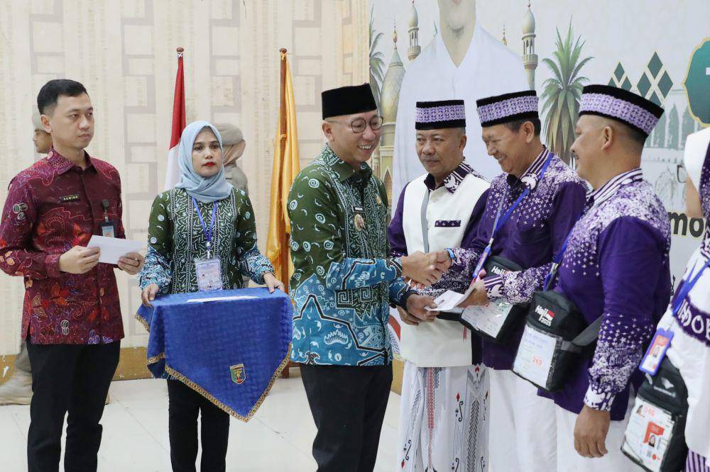 Gubernur Lampung, Rahmat Mirzani Djausal saat memberikan uang saku ke jemaah haji. (IDN Times/istimewa)