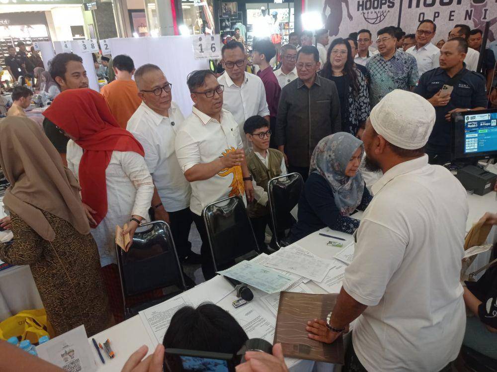 Wakil Gubernur Kepri, Nyanyang Harus Pratamura saat melakukan peninjauan pembuatan paspor (IDN Times/Putra Gema Pamungkas)