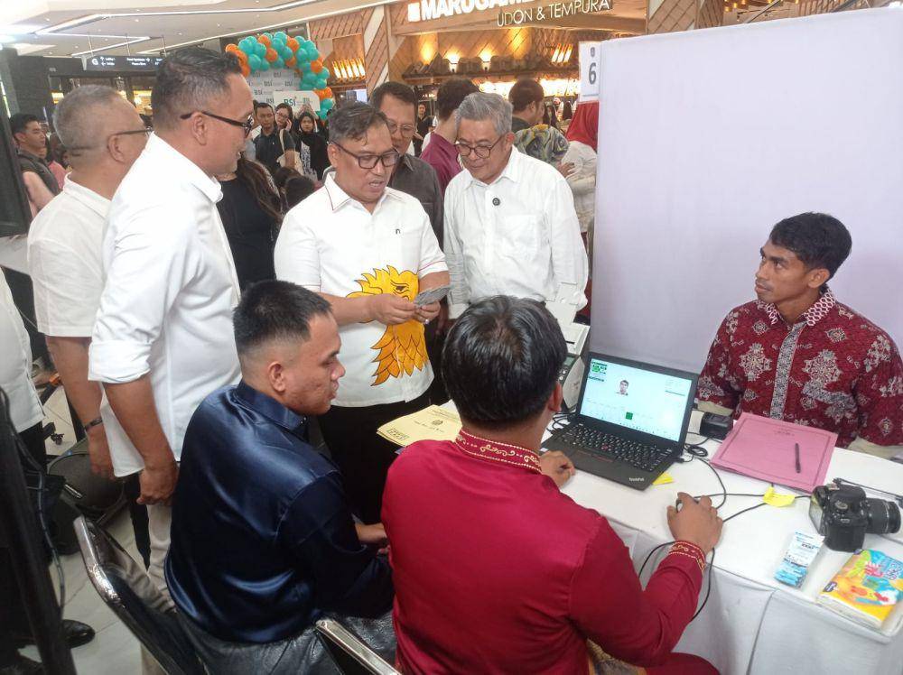 Wakil Gubernur Kepri, Nyanyang Harus Pratamura saat melakukan peninjauan pembuatan paspor (IDN Times/Putra Gema Pamungkas)