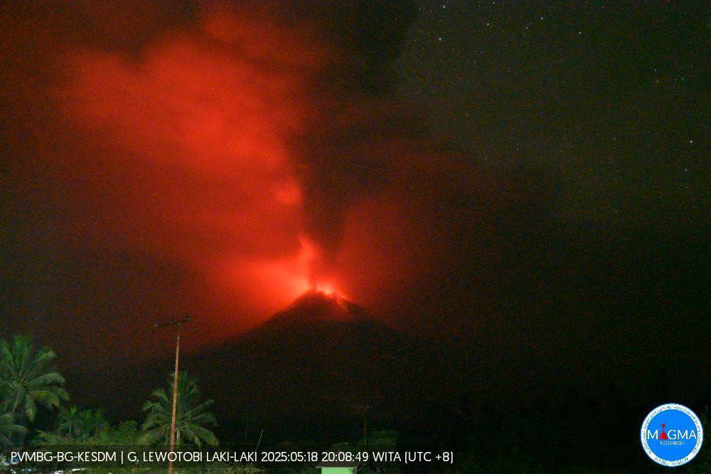 Bergemuruh dan Semburkan Abu, Gunung Lewotobi Naik ke Level Awas