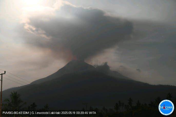Visual Gunung Api Lewotobi Laki-laki pukul 00.20, Senin (19/5/2025). (Dok MAGMA Indonesia)