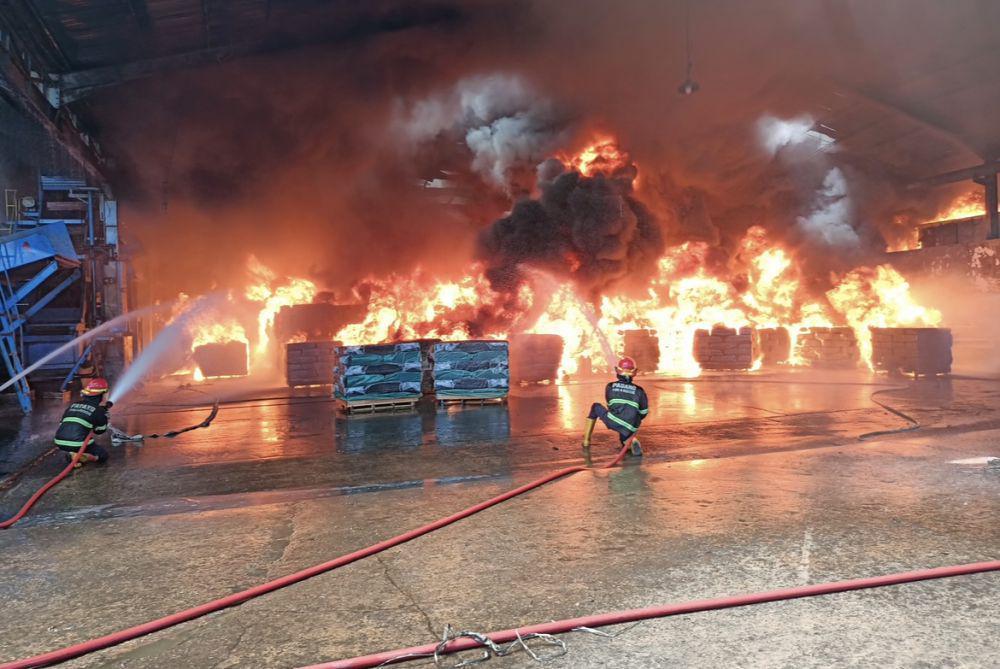 7,5 Jam Kebakaran Pabrik Karet di Padang, Api Masih Membara