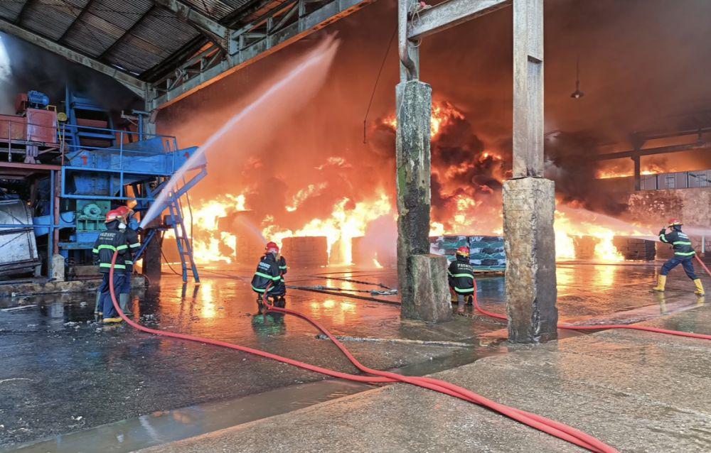 Sempat Padam, Api Kembali Menyala di Pabrik Karet Padang