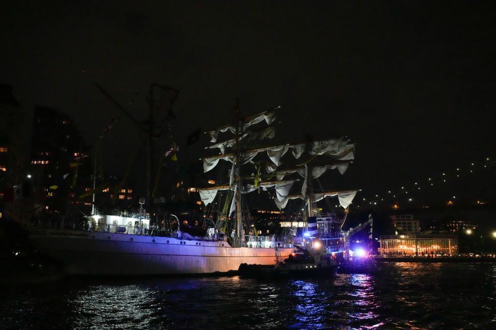 Kapal Layar AL Meksiko Tabrak Jembatan Brooklyn New York